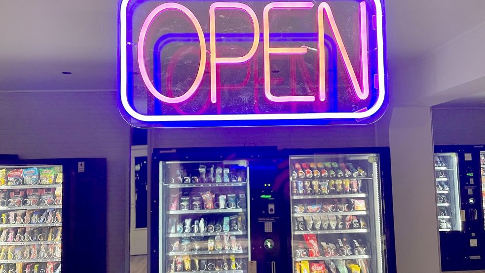 24 Stunden lang kann an den Automaten am Untenende in Rhauderfehn eingekauft werden. Archivfoto: Hellmers