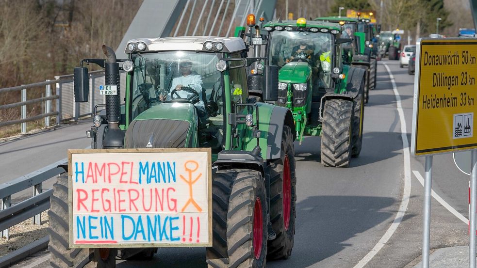 Traktoren auf dem Weg zu einer Kundgebung des Bauernverbandes. Am Montag soll es auch zahlreiche Aktionen in Ostfriesland geben. Foto: Puchner/dpa