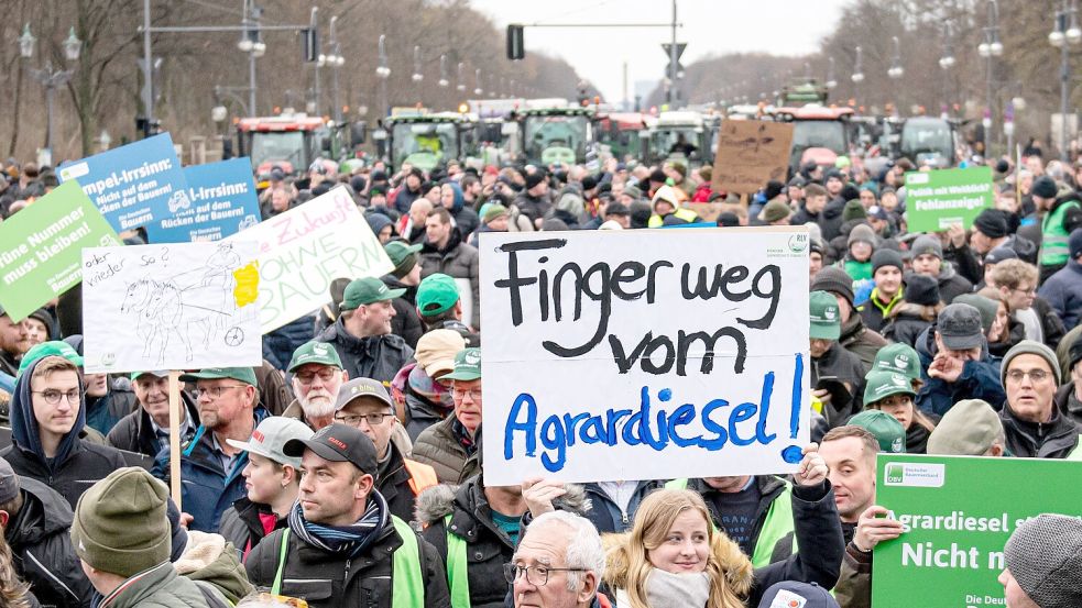 •Auf einer Demonstration des Deutschen Bauernverbands in Berlin hält jemand ein Schild mit der Aufschrift „Finger weg vom Agrardiesel“ hoch. Foto: Sommer/DPA