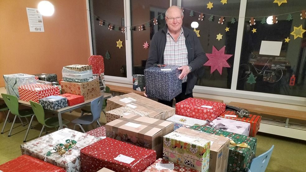 Tafel-Mitarbeiter Hermann Dicken überreichte die Geschenke kurz vor Weihnachten während der Lebensmittelausgabe in Scharrel. Foto: Seniorenbeirat Saterland