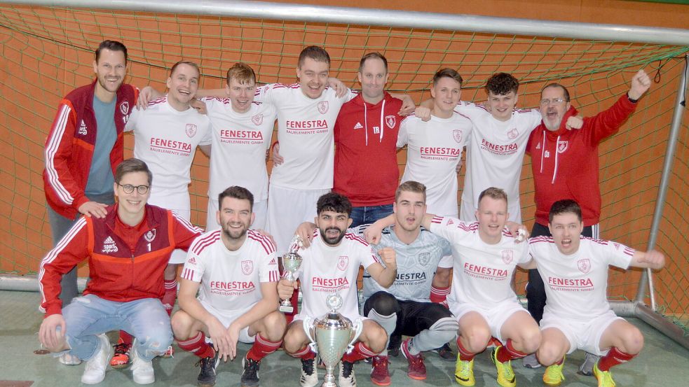 Jubel herrschte bei den Bezirksliga-Fußballern von TuRa 07 Westrhauderfehn, die ihrer Favoritenrolle gerecht wurden. Foto: Weers