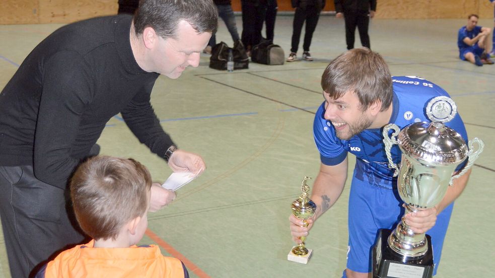 Bei den 2. Herrenmannschaften gewann die SG Collinghorst/Rajen den Titel. Kapitän Keno Schulz nahm den Siegerpokal für den Titelverteidiger in Empfang. Foto: Weers