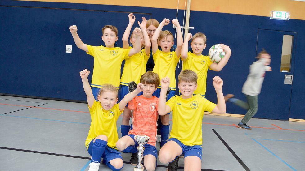 Der SCR Langholt gewann das F-Jugendfinale mit 2:1 gegen Ihrhove. Das Siegerfoto zeigt (hinten von links) Fiete Wahrheit, Janne Tönjes, Trainerin Rebecca Schmidt, Erik Schmidt, Jesper Boos sowie (vorne von links) Leo Bollen, Jul Wortmann und Tjark Fischer. Foto: Weers