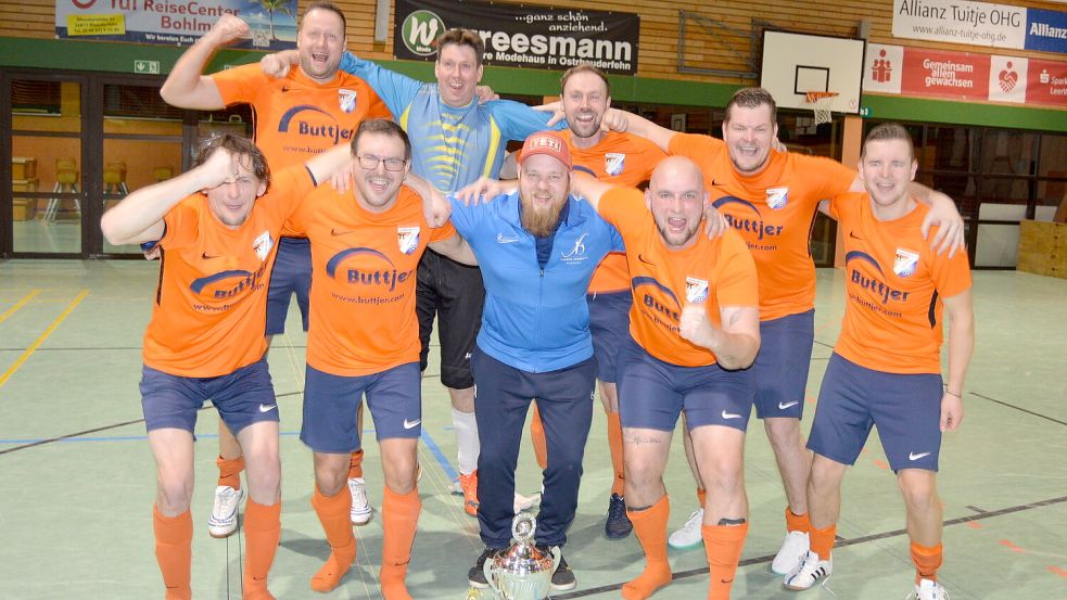 Erfolgreich verteidigt haben die Altherrenfußballer des Holter SV ihren im Vorjahr gewonnenen Titel beim Volksbank-Fehn-Pokal. Die Holter siegten knapp vor TuRa Westrhauderfehn. Zur siegreichen Mannschaft gehören (obere Reihe von links) Thorsten Meyer, Christian Woortmann, Hansi Coordes, Sven Fugel, Henning Hilbrands sowie (untere Reihe) Bartholomäus Dendzik, Stanislav Mainhardt, Betreuer Jan-Eike Hollander und Philippe Olsson. Foto: Weers
