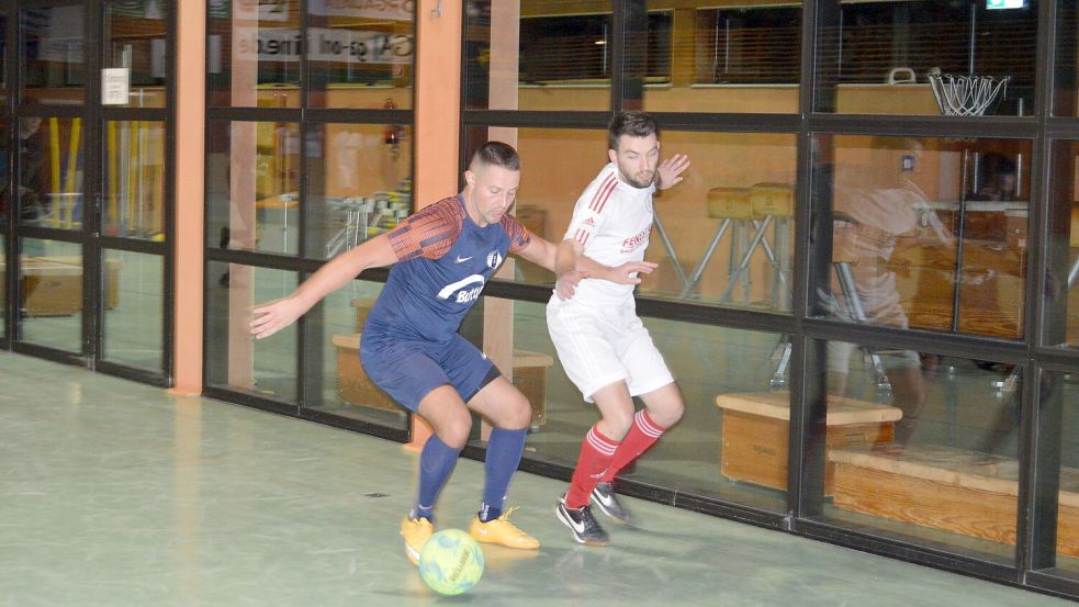 Ein spannendes Finale boten der Holter SV (links) und TuRa 07. Foto: Weers