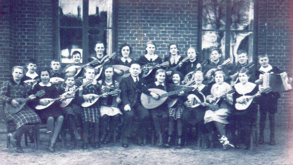 Als Zehnjähriger war Anton-Erich Brandt Mitglied im Schulorchester in Ihrhove, das 1937 gegründet wurde. Er ist auf diesem Bild in der hinteren Reihe der Zweite von links. Foto: Privat