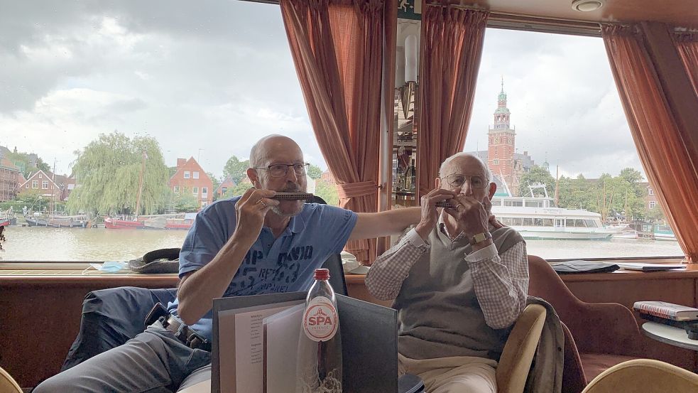 Reemt Neemann (links, 74 Jahre) und Anton-Erich Brandt treten gern noch öffentlich auf und spielen.