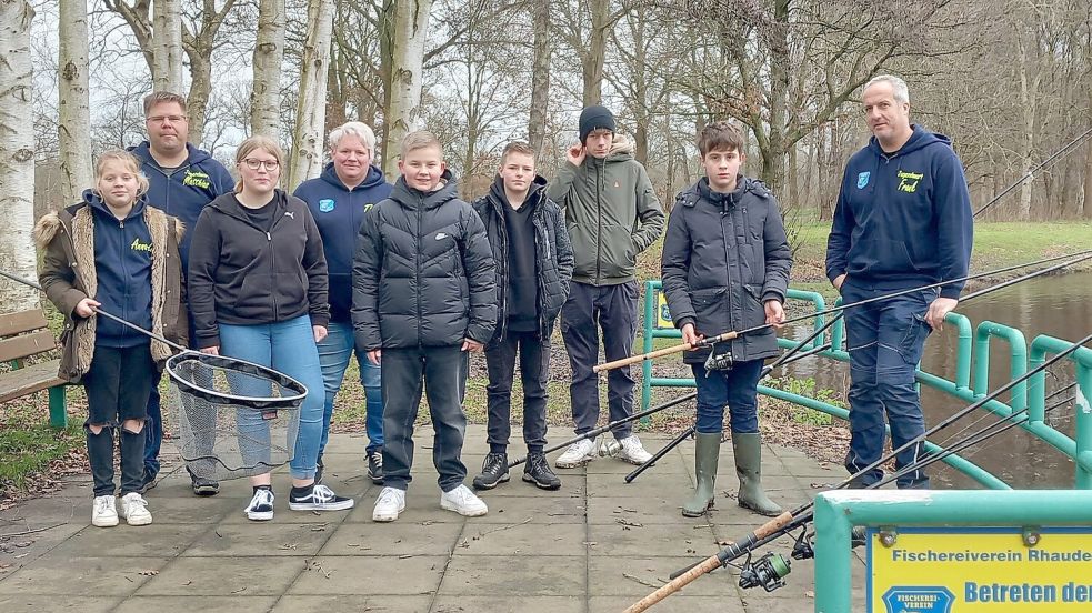Die Ausbildung der Jugend ist wichtig (von links): Anna-Lena Peters (12), Matthias Peters (47), Vanessa Peters (15), Therese Peters (41), Tim Erlenborn (15), Marlon Junge (12), Felix Wahrheit (15), Leif Kramer (13) und Frank Poelker (45). Foto: Scherzer