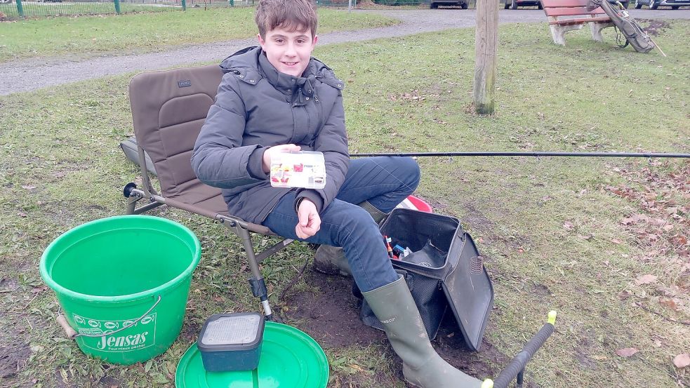 Leif Kramer (13) setzt Kunstwürmer zum Anlocken der Fische ein. Foto: Scherzer