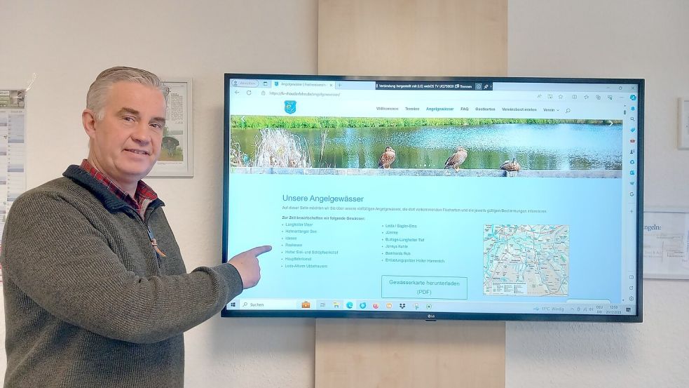 Vereinsvorsitzender Torsten Kramer präsentiert die neu gestaltete Vereinshomepage. Foto: Scherzer