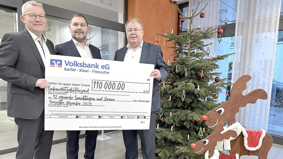Der Vorstand der Volksbank eG, Barßel - Bösel - Friesoythe (von links), Nikolaus Hüls, Stefan Awick und Andreas Frye, freuten sich über die hohe Ausschüttungs-Summe von 110.000 Euro. Foto: Volksbank eG/Silvia Tholen