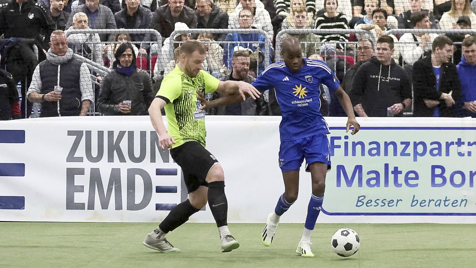 Bei den Emder Stadtmeisterschaften kurz vor dem Jahreswechsel unterlag Kickers Emden (am Ball Yanic Konda) im Finale den Sportfreunden Larrelt (links Torsten Mammen). Beim Schauinsland-Reisen-Cup in Gummerbach warten auf die Emder ganz andere Kaliber. Foto: Doden, Emden