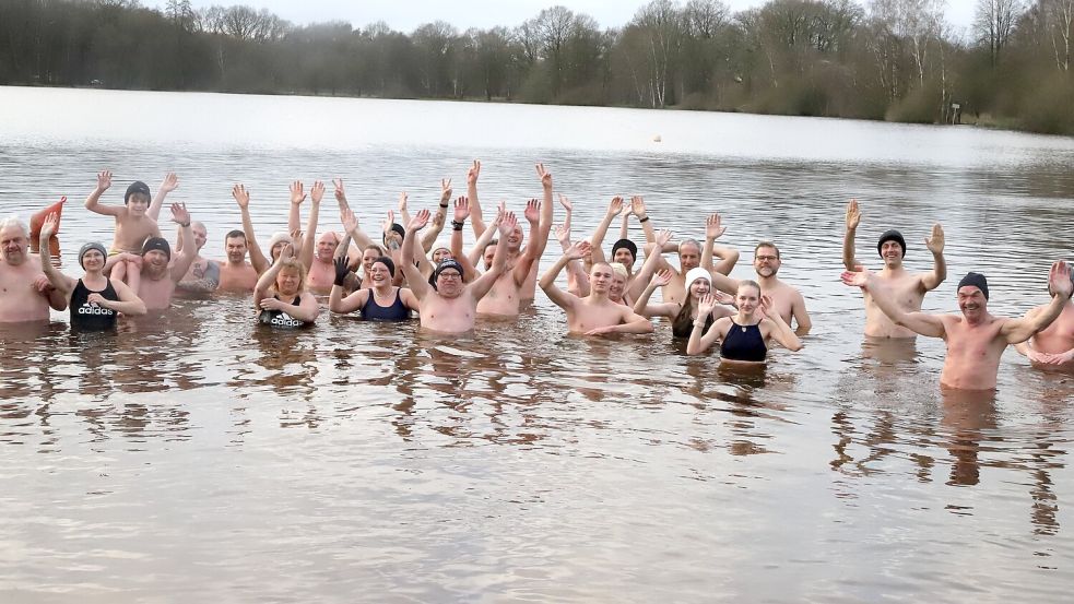 Sonntags um 10.30 Uhr treffen sich die Eisschwimmer und baden im Hollener See in Ramsloh. Foto: Passmann