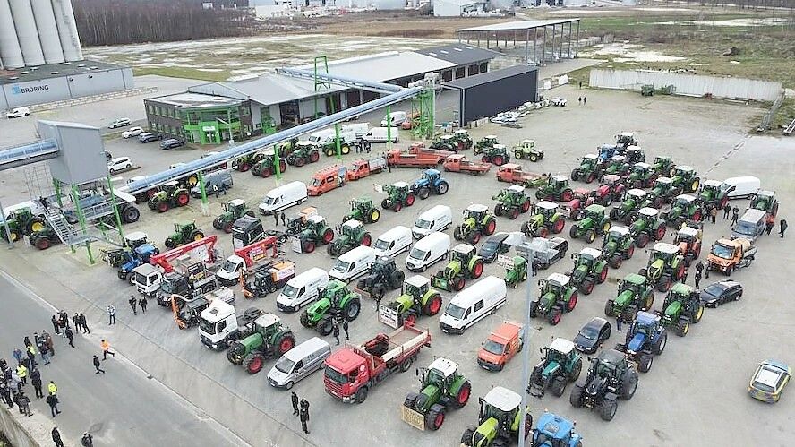 Beim C-Port in Sedelsberg trafen sich Landwirte, die aus Strücklingen in Richtung Süden gefahren sind..Foto: Preut