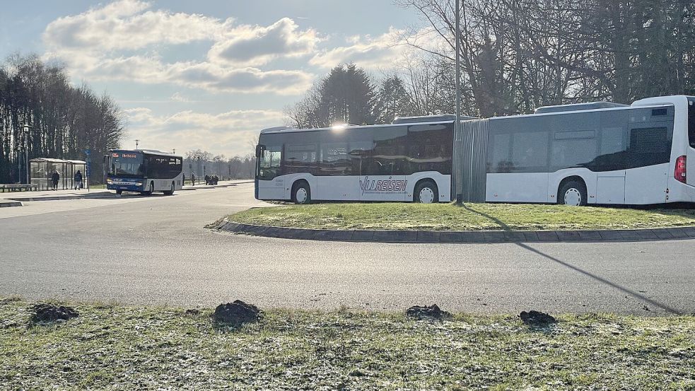 Am Schulzentrum in Westrhauderfehn holten die Busse gegen Mittag die Kinder wieder ab. Foto: Hellmers