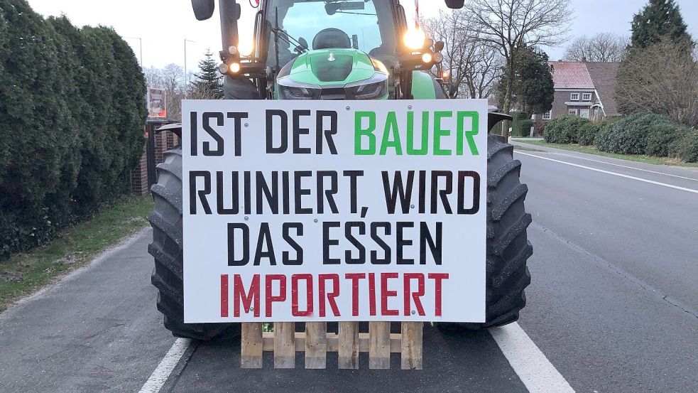 An zahlreichen Treckern waren Protestplakate befestigt. Foto: Ammermann