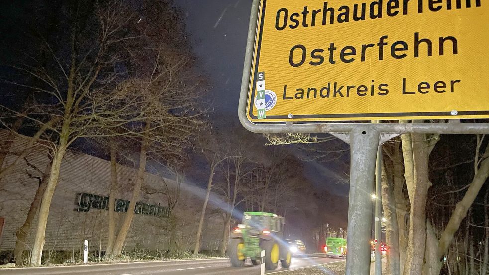 Am frühen Morgen ging es über die B438 nach Ostrhauderfehn. Foto: Hellmers