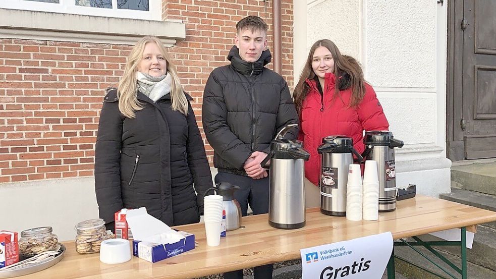 Die Volksbank verteilte Kaffee (von links): Daniela Heyenga, Christian Daubert und Martina Makaresz. Foto: Cordes