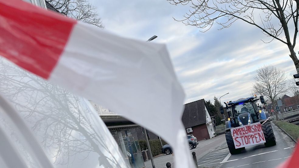Mit rot-weißen Bändchen zeigten einige Autofahrer ihre Unterstützung bei der Demonstration.