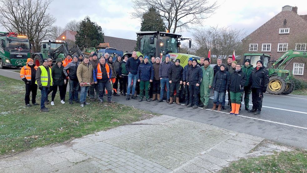 Rund 40 Landwirte und Unternehmer sind gegen 9 Uhr von Großwolde aus nach Hesel gefahren. Foto: Ammermann