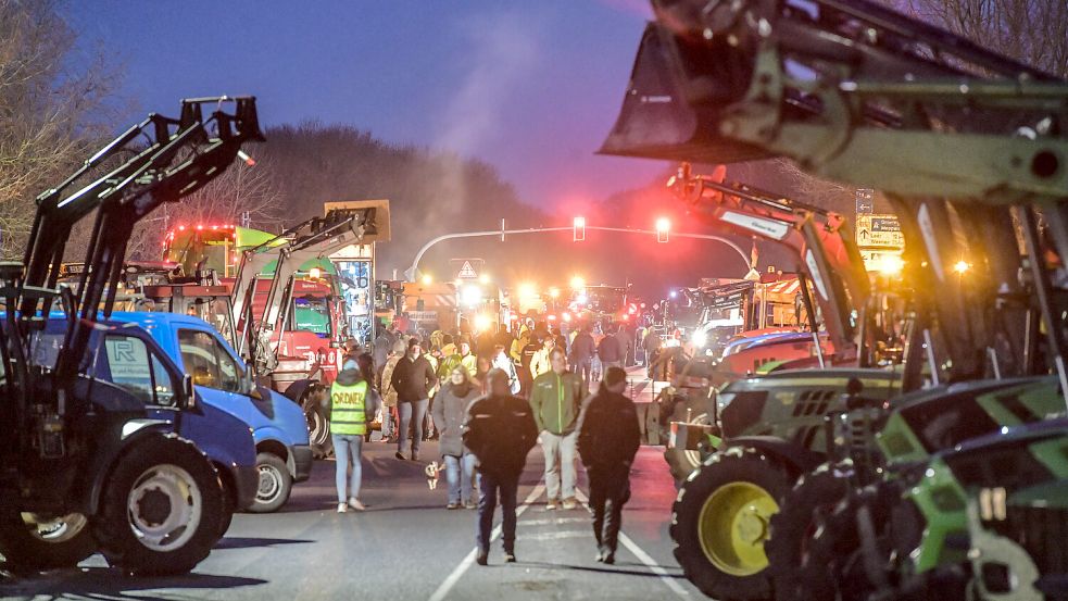Zur Protestaktion in Hesel waren auch viele Landwirte aus dem Oberledingerland mitgefahren. Foto: Ortgies
