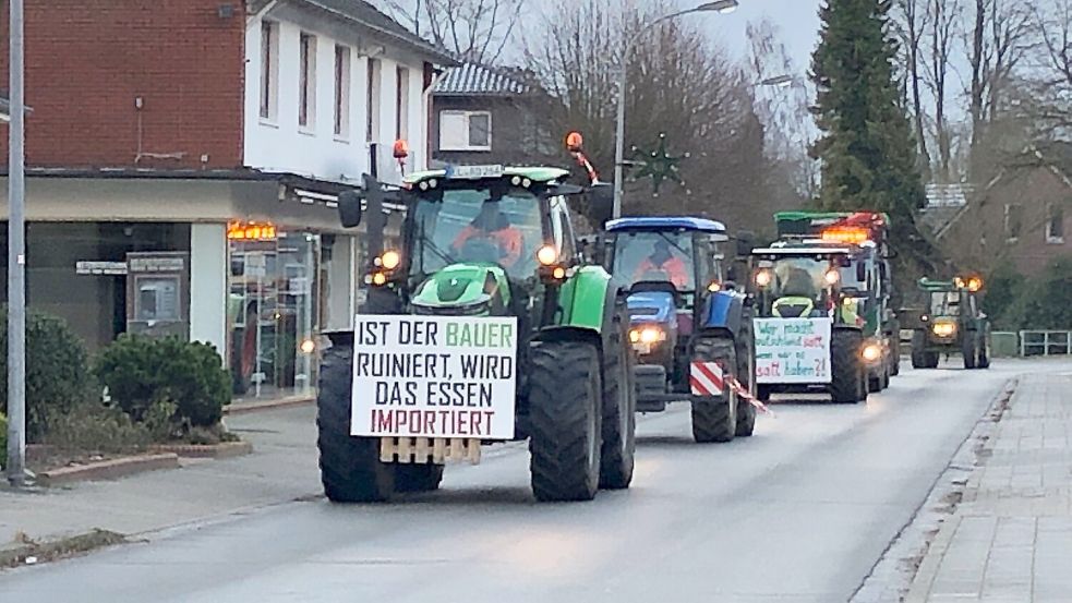 Landwirte aus Westoverledingen fuhren am Montag auch durch Ihrhove. Foto: Ammermann