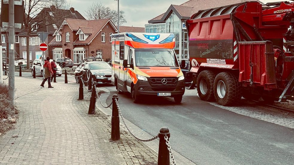 Für den Rettungsdienst wurde es am Untenende wegen der Protestfahrt zeitweise sehr eng. Foto: Hellmers