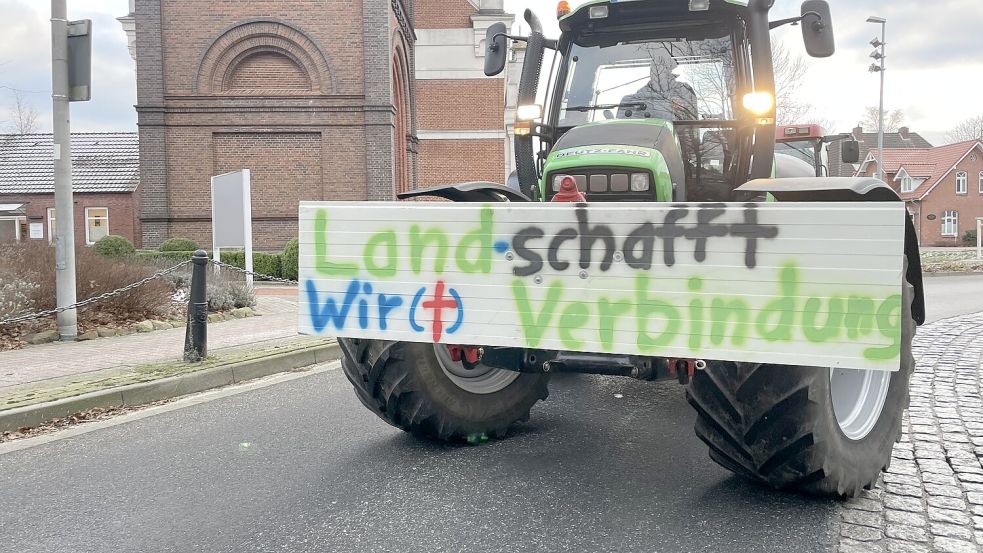 Mit Sprüchen protestierten die Landwirte gegen die Regierung. Foto: Hellmers