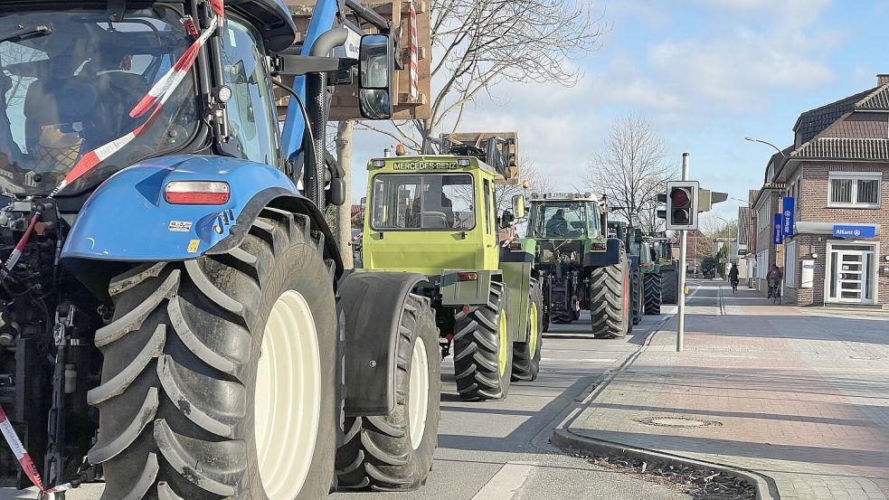Dicht an dicht reihten sich die Traktoren am Westrhauderfehner Untenende gegen Mittag. Foto: Hellmers