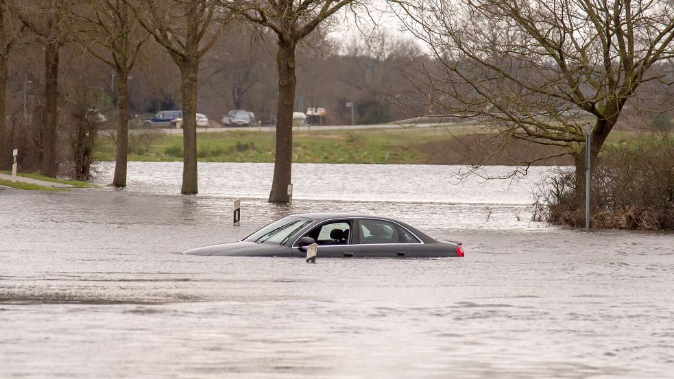 Kein Durchkommen durch das Hochwasser war für dieses Fahrzeug am Montagmorgen in Haren. FOTO: TOBIAS BÖCKERMANN