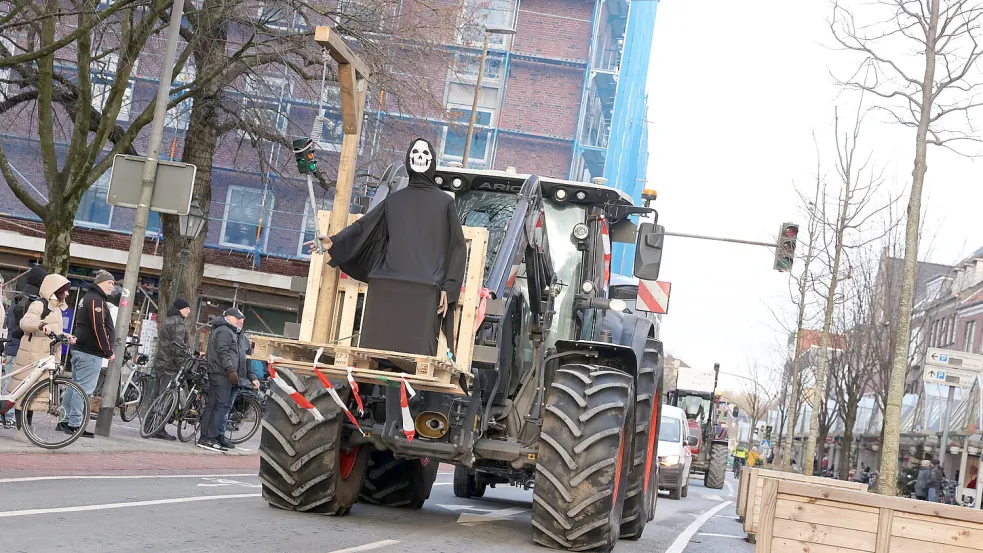 Stand früh morgens auch bei der Blockade der Larrelter Straße Höhe A31: Dieser Trecker mit dem „Ampel-Galgen“. Foto: Hock