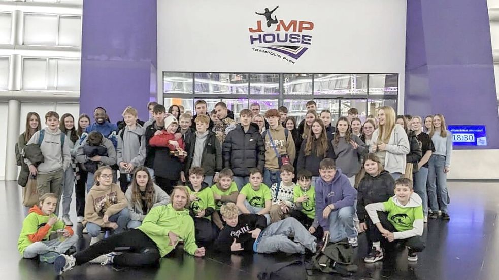 50 Barßeler Jugendliche fuhren kürzlich mit Michael Bohnen (liegend, vorne) ins Jump-House nach Bremen. Foto: Passmann