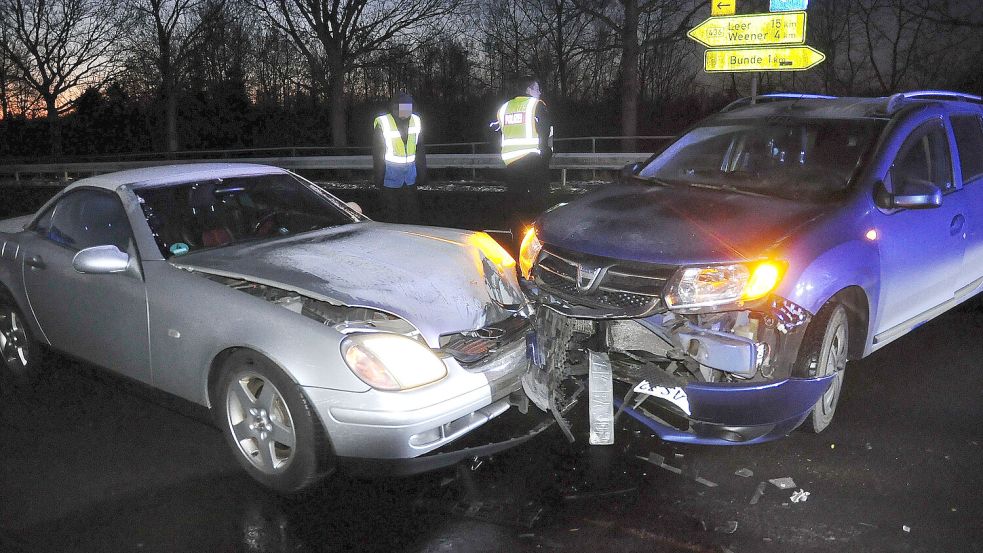 Beide Wagen mussten nach dem Unfall abgeschleppt werden. Foto: Wolters