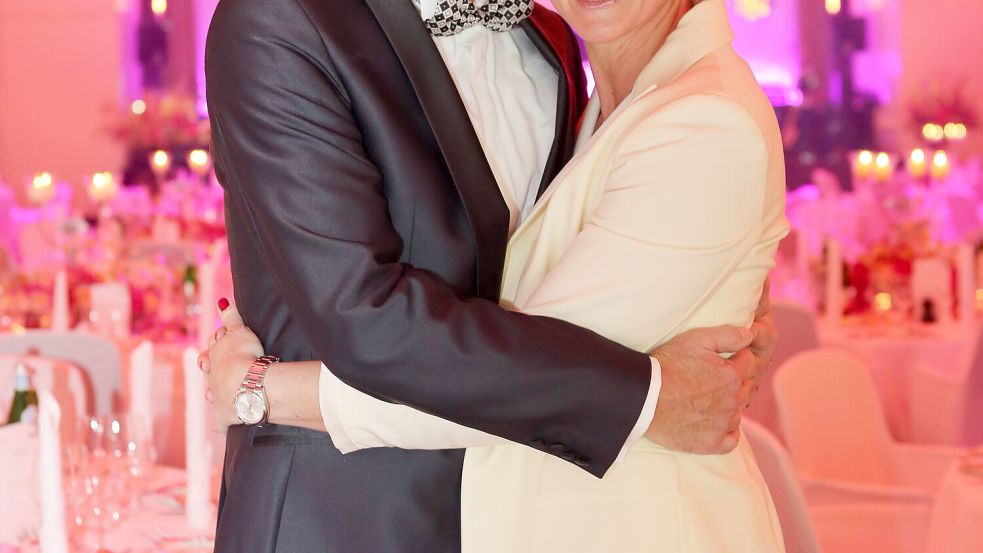 Starteten beim Silvesterball im Grand Elysée Hamburg gemeinsam ins neue Jahr: Christina Block und Gerhard Delling. Foto: Sandra Biegger