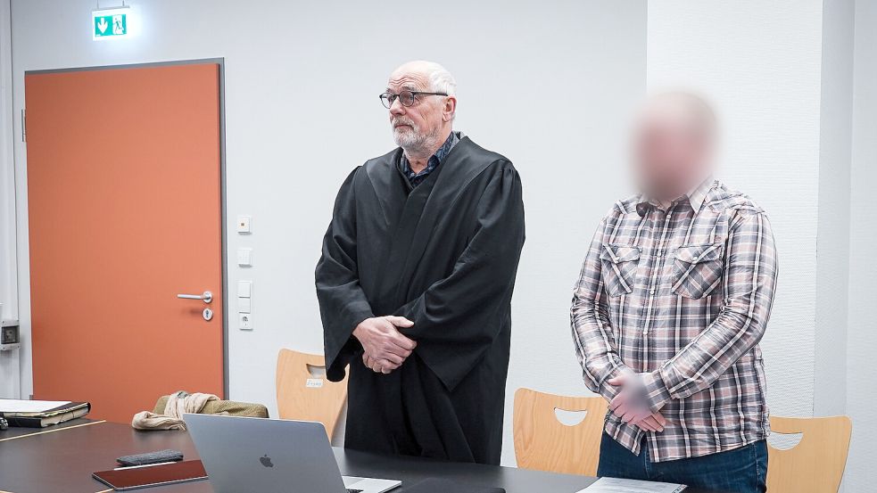 Der Angeklagte steht im Gerichtssaal neben seinem Anwalt Andreas Beurskens (l.). Foto: dpa/Rabea Gruber