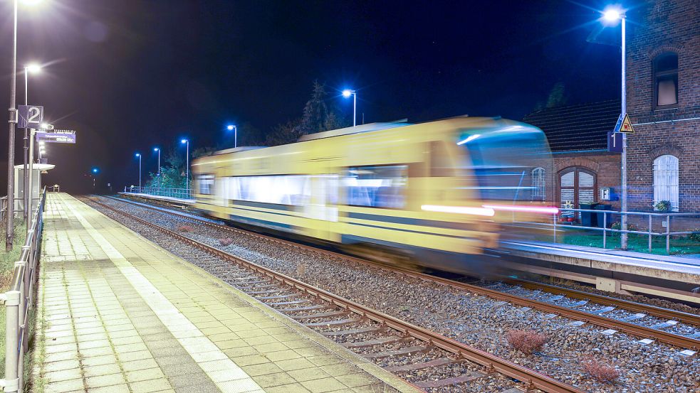 In der Schweiz wurde eine Rollstuhlfahrerin von einem Zug überrollt, erlitt jedoch nur leichte Verletzungen. Foto: dpa/Jens Büttner