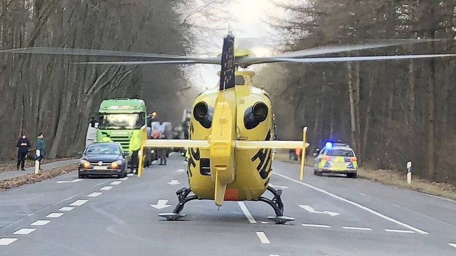 Auch ein Rettungshubschrauber musste angefordert werden. Dieser brachte den verletzten Demo-Teilnehmer in ein Krankenhaus. Foto: Bastian Kosel/Johanniter