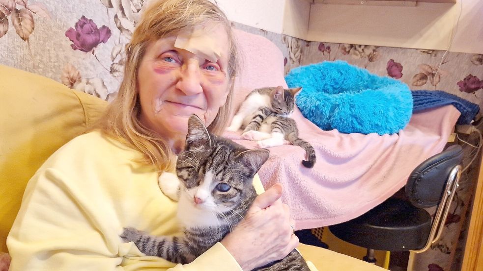 Marianne Görs (74), hier mit dem blinden Kater Matze, hat eine regelrechte Irrfahrt durchlebt, bis sie nach einem Sturz endlich im Krankenhaus behandelt werden konnte. Foto: Gettkowski