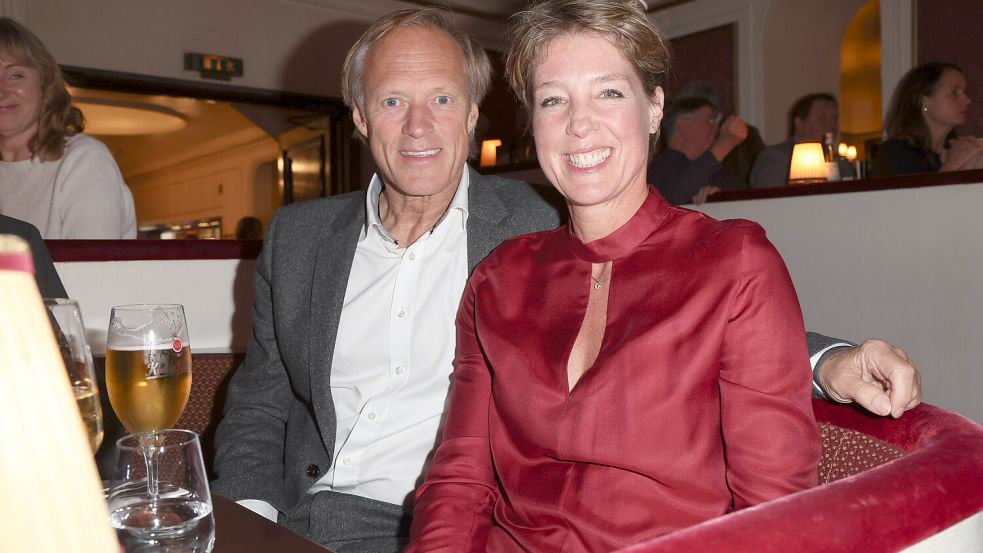 Ein Bild aus besseren Tagen: Gerhard Delling mit Christina Block im Hansa-Theater am 26.10.2023. Foto: www.imago-images.de