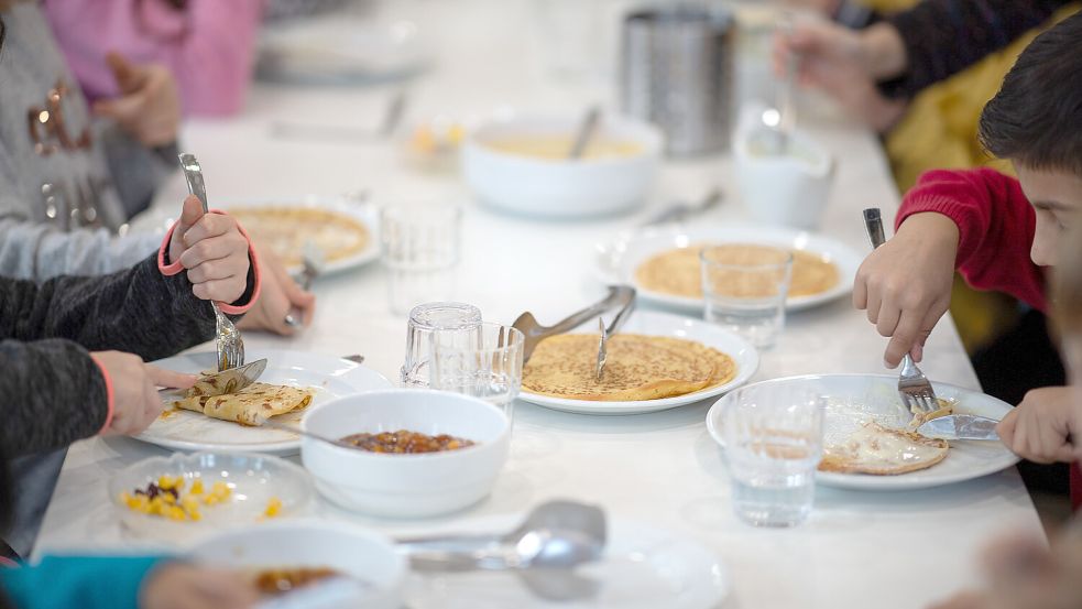Ein gemeinsames Mittagessen gehört in vielen Schulen zum festen Tagesablauf. Foto: Franziska Kraufmann/dpa