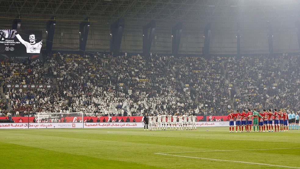 Auf eine Schweigeminute für Franz Beckenbauer reagierten Fans beim spanischen Supercup mit Pfiffen. Foto: imago images/Marca