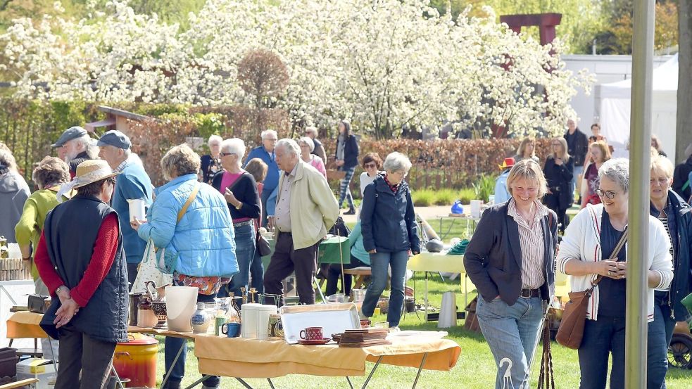 Seit 2007 ist der Gartenflohmarkt im Park der Gärten in Bad Zwischenahn fest etabliert am 1. Mai. Ab sofort können sich Ausstellende beim Veranstaltungsmanagement um eine Teilnahme am Flohmarkt für 2024 bewerben. Foto: Park der Gärten