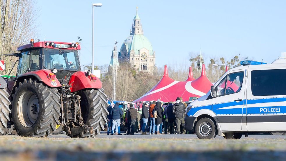 Konfliktträchtig: Traktoren und Landwirte stehen auf dem Schützenplatz in Hannover. Als Reaktion auf die Sparpläne der Bundesregierung hat der Bauernverband zu einer Aktionswoche mit Kundgebungen und Sternfahrten ab dem 8. Januar aufgerufen. Sie soll am 15. Januar in einer Großdemonstration in der Hauptstadt gipfeln. Foto: Julian Stratenschulte/dpa