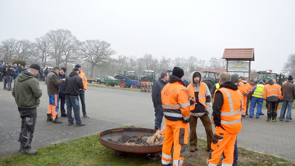 Zum Meinungsaustausch trafen sich Vertreter verschiedener Berufsgruppen vor dem Hofladen an der Großwolder Straße in Westoverledingen. Neben Landwirten waren auch Mitarbeiter von Speditionen und Bauunternehmen sowie Handwerker, aber auch Privatleute, dem Aufruf gefolgt. Fotos: Weers