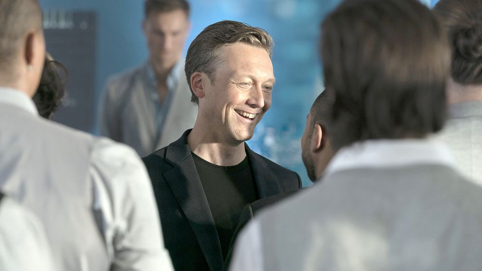 Dem charismatischen Firmengründer Christopher Komann (Robin Sondermann) würde sogar der Teufel seine Seele verkaufen. Foto: WDR/Bavaria Fiction GmbH/Thomas Kost