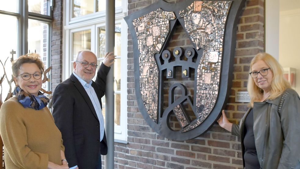 Susann und Manfred Hylla übergeben das historische Wappen der Stadt Friesoythe, ein Kunstwerk, das Susann Hyllas Vater 1966 schuf, an Friesoythes Erste Stadträtin Heidrun Hamjediers. Foto: Hahn