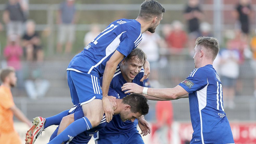 Können die Emder Fußballer (oben Dennis Engel) auch am Sonntag über Tore und Siege jubeln? Beim Hallenturnier in Gummersbach treten sie als Außenseiter an. Foto: Doden, Emden