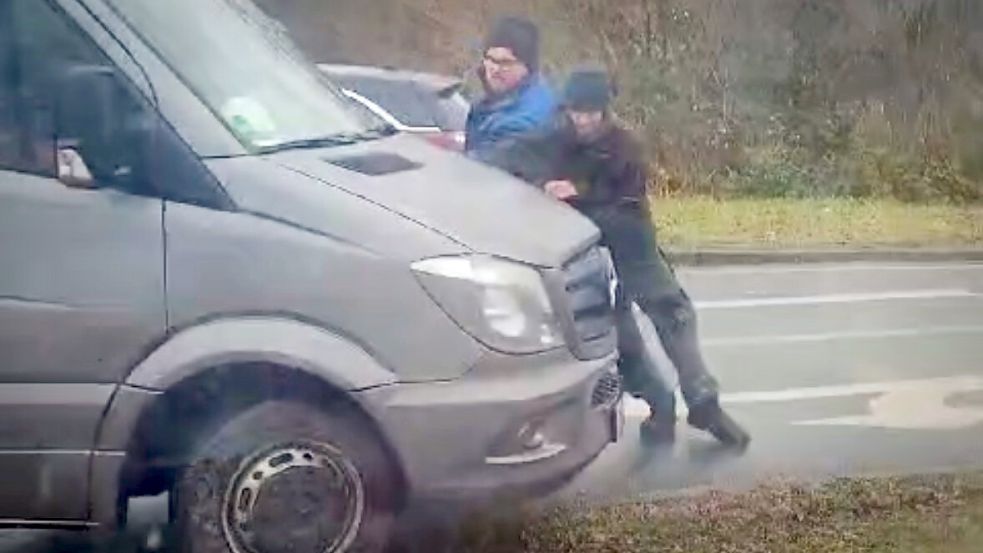 Der Fahrer eines Autotransporters wollte sich am Freitagmittag von einer Blockade der Landwirte an der A28-Auffahrt Deichhorst nicht aufhalten lassen. Foto: Screenshot: Celine Jacobs