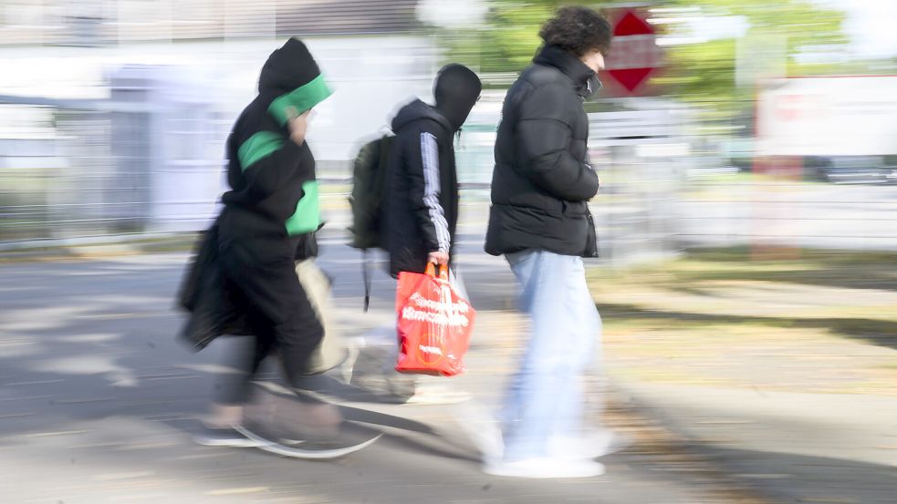 Geflüchtete gehen zur Landesaufnahmebehörde Niedersachsen am Standort Braunschweig. Das Land muss eine Aufnahmequote erfüllen. Die sieht vor, bis Ende März weitere 664 Menschen im Landkreis Cloppenburg unterzubringen. Foto: DPA