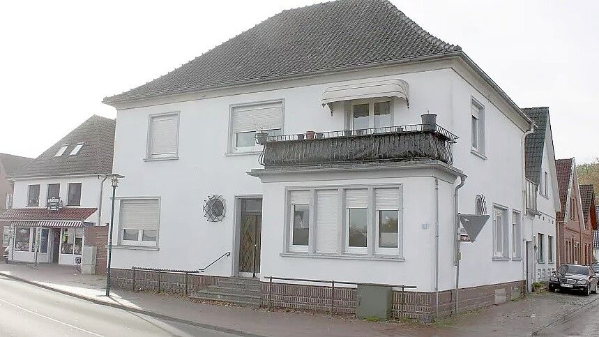 Das ehemalige Gebäude der Zahnarztpraxis von Heinrich Meiners an der Langen Straße hatte die Gemeinde Barßel im Oktober 2022 gekauft. Das Haus, Baujahr 1936, soll für den Ausbau der Kreuzung abgebrochen werden. Foto: Passmann